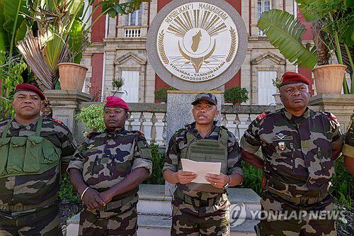 정권 장악 선언하는 마다가스카르 캡사트 부대의 마이클 랜드리아니리나 대령[AP 연합뉴스 자료사진 재판매 및 DB 금지]