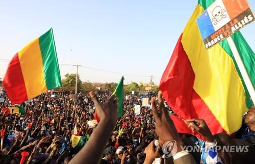 2022년 아프리카 말리에서 열린 시위에서 한 참가자가 '프랑스와 그 동맹국들에 죽음을'이라는 구호가 적힌 팻말을 들고 있다.[EPA 연합뉴스 자료사진. 재판매 및 DB 금지]