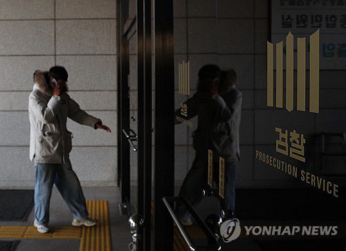 김용현 긴급체포 소식에 분주한 취재진(서울=연합뉴스) 임헌정 기자 = 윤석열 대통령이 선포한 비상계엄 집행을 주도한 김용현 전 국방부 장관이 계엄 사태를 수사하는 검찰 특별수사본부에 긴급체포된 가운데 8일 오전 서울 서초구 서울중앙지검에서 취재진이 분주하게 움직이고 있다. 2024.12.8 kane@yna.co.kr