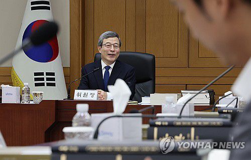 발언하는 이동원 양형위원회 위원장(서울=연합뉴스) 이진욱 기자 =  11일 서울 서초구 대법원에서 열린 제140차 양형위원회 전체회의에서 이동원 위원장이 발언하고 있다. 2025.8.11 cityboy@yna.co.kr