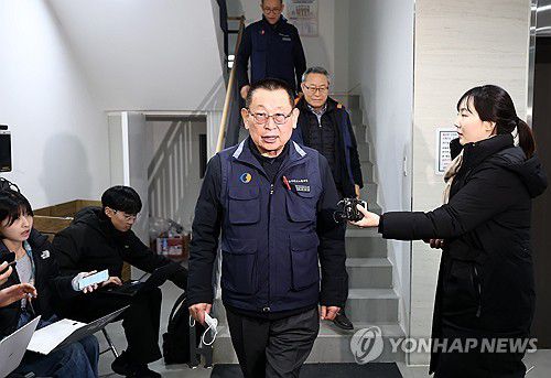 서울 시내버스 교섭 결렬(서울=연합뉴스) 윤동진 기자 = 13일 서울지방노동위원회에서 열린 특별조정위원회 사후 조정회의에 서울 시내버스 교섭이 결렬된 후 박점곤 서울시버스노동조합(버스노조) 위원장을 비롯한 조합원들이 건물을 나서고 있다. 2026.1.13 mon@yna.co.kr