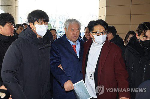 전광훈 목사 구속 심사(서울=연합뉴스) 최재구 기자 = 사랑제일교회 전광훈 목사가 13일 서울서부지방법원에서 열린 구속 전 피의자 심문(영장실질심사)에 출석하고 있다.      전 목사는 윤석열 전 대통령 지지자들을 부추겨 지난해 1월 19일 윤 전 대통령이 구속된 직후 영장을 발부한 서울서부지법에 난입해 집기를 부수고 경찰을 폭행하게 한 혐의를 받는다. 2026.1.13 jjaeck9@yna.co.kr