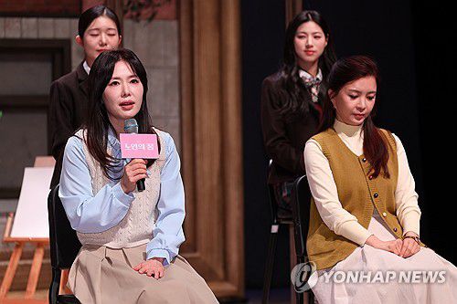 인사말 하는 하희라(서울=연합뉴스) 류효림 기자 = 배우 하희라가 13일 서울 강서구 LG아트센터에서 열린 연극 '노인의 꿈' 기자간담회에서 인사말을 하고 있다. 2026.1.13 ryousanta@yna.co.kr