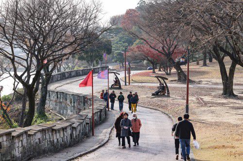 진주성에서 산책하는 시민들[사진/임헌정 기자]