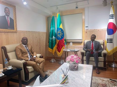 데씨 달케 두카모 주한 에티오피아 대사(오른쪽)와 만난 루이스 교수(왼쪽)[루이스 제공. 재판매 및 DB 금지]