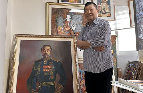 홍범도 장군 초상화 배경으로 포즈 취한 문 화백(광주=연합뉴스) 이세영 기자 = 지난 12일 광주 고려인마을 내에 있는 고려인종합지원센터 2층 작업실에서 홍범도 장군 초상화를 배경으로 포즈를 취한 문빅토르 화백. 이 작품은 고려인마을 홈페이지에 경매가 200억원에 올라와 있다. 2026. 1. 12. seva@yna.co.kr