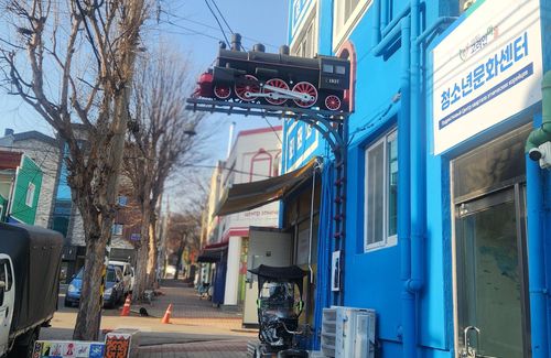 문빅토르 화백의 대표작 중 하나인 '이주열차'(광주=연합뉴스) 이세영 기자 = 지난 12일 광주 고려인마을 내에 있는 고려인종합지원센터 2층 외벽에 설치된 문빅토르 화백의 대표적인 작품 '하늘을 날으는 이주열차'. 이 작품은 1937년 강제이주라는 깊은 역사의 터널을 지나 하늘을 훨훨 날아오르는 고려인들의 소망을 담았다. 2026. 1. 12. seva@yna.co.kr