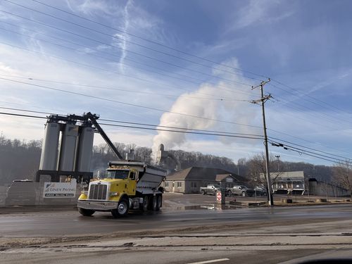 산업단지가 밀집한 네빌 아일랜드 (피츠버그[미 펜실베이니아주]=연합뉴스) 이유미 특파원 = 8일(현지시간) 피츠버그 네빌 아일랜드의 한 공장 단지에서 대형 트럭이 빠져나오고 있다. 2026.1.14