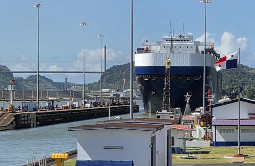 파나마 운하 미라플로레스 갑문 통과하는 자동차 운반선[촬영 이재림 특파원]