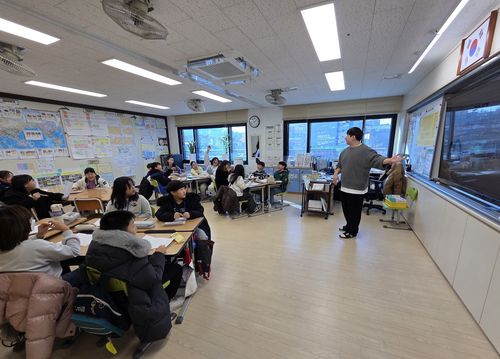 "친구들 많아지니 너무 좋아요"(대구=연합뉴스) 이덕기 기자 = 대구시교육청이 학령인구 감소에 대응하기 위해 군위군지역에서 추진하는 거점학교 육성 정책에 따라 거점초등학교로 지정된 군위초등학교에서 14일 겨울방학 캠프가 열리고 있다. 2026.1.14. duck@yna.co.kr