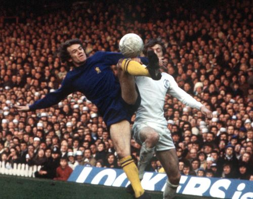 볼을 다투는 에디 맥크레디(왼쪽)[첼시 홈페이지 캡처. 재판매 및 DB 금지]