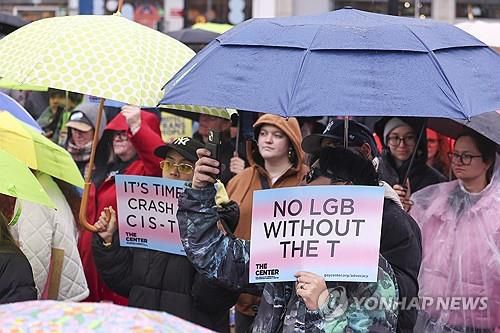 트랜스젠더 권리 지지 시위(뉴욕 EPA=연합뉴스 자료사진) 2026년 1월 10일 미국 뉴욕의 유니언 스퀘어에서 트랜스젠더 권리를 지지하는 시위가 열리고 있다. (EPA/SARAH YENESEL) 2026.1.14.