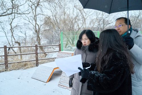 고덕천 한강 조망 데크 점검하는 이수희 구청장[서울 강동구 제공. 재판매 및 DB 금지]