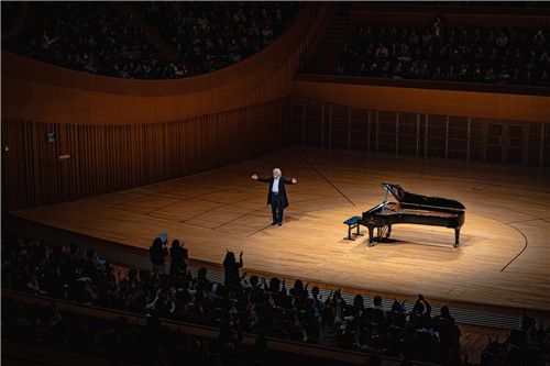 관객에게 인사하는 크리스티안 지메르만(서울=연합뉴스) 폴란드 피아니스트 크리스티안 지메르만이 13일 서울 롯데콘서트홀에서 열린 내한 리사이틀을 마찬 뒤 관객에게 인사하고 있다. 2026.01.13 [마스트미디어 제공. 재판매 및 DB 금지]