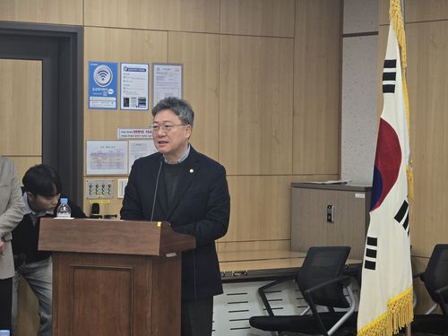 인사하는 국민의힘 박정하 의원    (서울=연합뉴스) 김주환 기자 = 국민의힘 박정하 의원이 14일 국회의원회관에서 열린 모태펀드 게임계정 신설을 위한 정책토론회 시작 전 인사하고 있다. 2026.1.14 jujuk@yna.co.kr