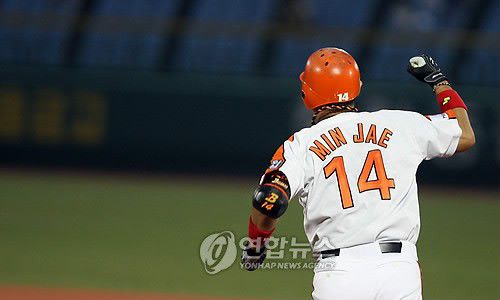 현역 시절 홈런을 치고 베이스를 도는 고인[연합뉴스 자료사진]