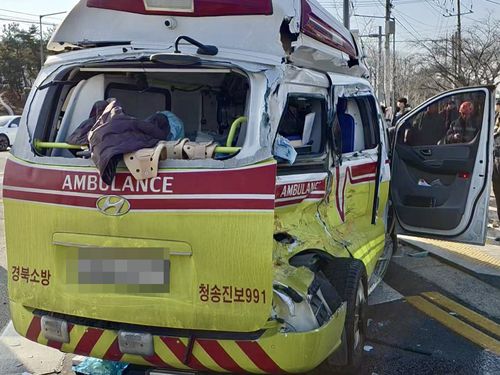 사고로 파손된 구급차[연합뉴스 TV 제공]