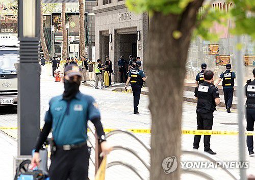 폭파 협박글로 출입 통제된 명동 신세계백화점[촬영 윤동진] 2025.8.5 mon@yna.co.kr