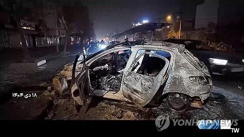 테헤란 거리의 불탄 승용차(테헤란 로이터=연합뉴스 자료사진) 2026년 1월 10일 이란 수도테헤란 거리에서 촬영된 불탄 승용차의 모습. 이란 국영매체 방송보도의 화면 캡처. (IRIB via WANA(West Asia News Agency) via REUTERS) [제3자 제공 사진. DB 및 재판매 금지. 크레딧 원문 표시 유지 필수. 이란 내 사용 금지. 이란 내 상업용 혹은 보도용 판매 금지. BBC 페르시아어, VOA 페르시아어, MANOTO TV, 이란 인터내셔널, 라디오 파르다 사용 금지.] 2026.1.14.