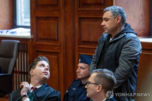 폴란드 법원 출석한 노르트스트림 폭파 용의자 볼로디미르 주라울레우(오른쪽)[AFP 연합뉴스 자료사진. 재판매 및 DB 금지]