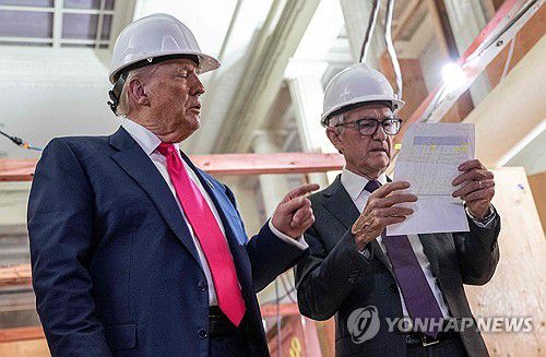 연준 개보수 현장의 트럼프 대통령과 파월 연준 의장(2025년 7월 24일)[AFP 연합뉴스 자료사진. 재판매 및 DB 금지]