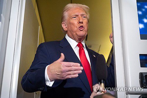 순방 기간 에어포스원에서 기자들의 질문에 대답하는 트럼프 대통령[AP=연합뉴스 자료사진. 재판매 및 DB 금지]