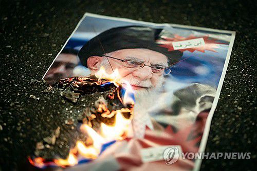 불타고 있는 하메이니 사진[AP=연합뉴스. 재판매 및 DB 금지]