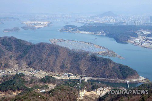 삼악산 스카이워크에서 내려다본 춘천시[연합뉴스 자료사진]