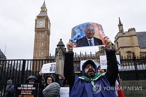 레자 팔레비 지지하는 영국 시위대[EPA 연합뉴스 자료사진]