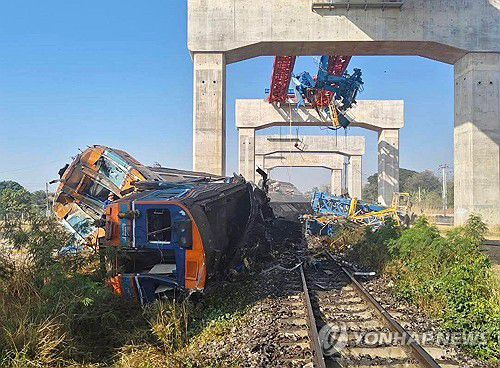 태국 공사장 크레인이 열차 덮쳐 탈선…최소 25명 사망(나콘랏차시마주[태국] EPA=연합뉴스) 14일(현지시간) 오전 태국 중부 나콘랏차시마주 시키오 지역의 고속철도 고가철로 공사장에서 크레인이 붕괴, 아래 기존 철로를 지나던 열차를 덮쳐 최소 25명이 숨졌다.