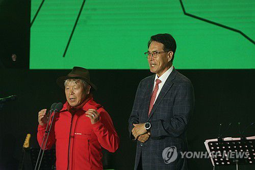 울산울주세계산악영화제 폐막 선언(울산=연합뉴스) 장영은 기자 = 30일 울산 울주군 영남알프스 복합웰컴센터 주무대에서 국내 유일 국제산악영화제인 제10회 울산울주세계산악영화제 폐막식이 열린 가운데 이순걸 이사장(오른쪽)과 엄홍길 집행위원장이 폐막 선언을 하고 있다.  2025.9.30 young@yna.co.kr