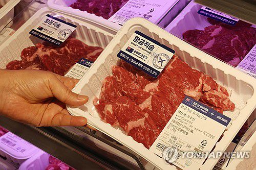 고환율에 수입 물가 '껑충'…소고기 60% 상승(서울=연합뉴스) = 원·달러 환율이 급등하며 수입 물가도 함께 상승했다. 소고기 수입 물가는 달러 기준으로 5년간 30% 상승했다. 하지만 원화 기준으로는 60.6% 올라 상승 폭이 두 배에 이른다. 사진은 21일 서울 시내의 한 대형마트 육류 코너. 2025.12.21 [연합뉴스 자료사진]