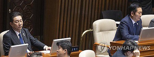 2025년도 마지막 본회의 참석한 정청래와 김병기(서울=연합뉴스) 황광모 기자 = 더불어민주당 정청래 대표(오른쪽)와 김병기 전 원내대표가 30일 국회에서 열린 2025년도 마지막 본회의인 12월 임시국회 3차 본회의에 참석해 있다. 2025.12.30 hkmpooh@yna.co.kr