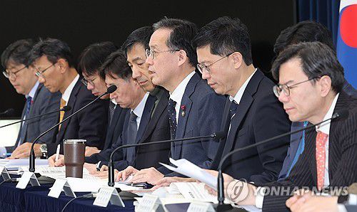 경제성장전략 설명하는 이형일 재경부 1차관(세종=연합뉴스) 김주성 기자 = 이형일 재정경제부 1차관이 5일 정부세종청사 브리핑룸에서 올해 경제성장전략에 대해 설명하고 있다. 2026.1.9 utzza@yna.co.kr