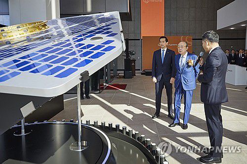 김동관 부회장과 한화시스템 찾은 김승연 회장[연합뉴스 자료사진]