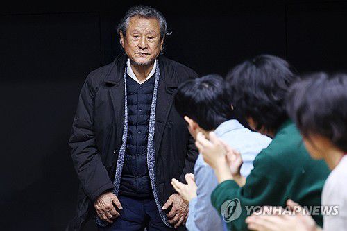 인사하는 배우 박근형(고양=연합뉴스) 진연수 기자 = 배우 박근형이 13일 오후 경기도 고양시 일산동구 한국문화예술위원회 예술인력개발원에서 열린 연극내일 프로젝트 '2026 연극캠프' 마스터 클래스에서 인사를 하고 있다. 2026.1.13 jin90@yna.co.kr