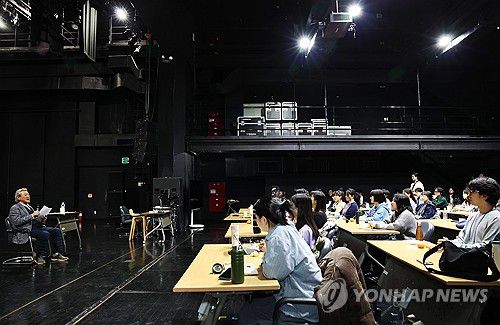 '연극내일 프로젝트' 배우 박근형 마스터클래스(고양=연합뉴스) 진연수 기자 = 배우 박근형이 13일 오후 경기도 고양시 일산동구 한국문화예술위원회 예술인력개발원에서 열린 연극내일 프로젝트 '2026 연극캠프' 마스터 클래스에서 강연을 하고 있다. 2026.1.13 jin90@yna.co.kr