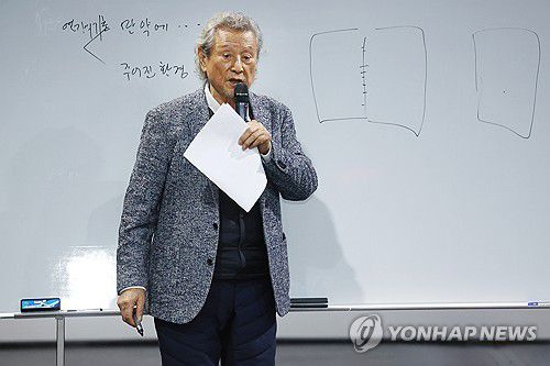 '대표 원로배우' 박근형 마스터클래스(고양=연합뉴스) 진연수 기자 = 배우 박근형이 13일 오후 경기도 고양시 일산동구 한국문화예술위원회 예술인력개발원에서 열린 연극내일 프로젝트 '2026 연극캠프' 마스터 클래스에서 강연을 하고 있다. 2026.1.13 jin90@yna.co.kr