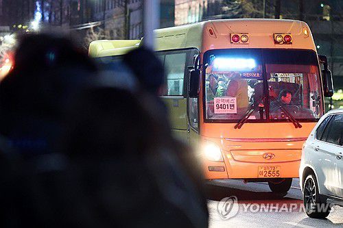 서울 버스파업에 성남시 오늘부터 분당~서울역 전세버스 투입(성남=연합뉴스) 윤동진 기자 = 서울 시내버스 파업 이틀째인 14일 성남 이매촌 한신 아파트 인근 버스 정류장에서 분당과 서울역을 오가는 9401 전세버스가 운영되고 있다. 2026.1.14 mon@yna.co.kr