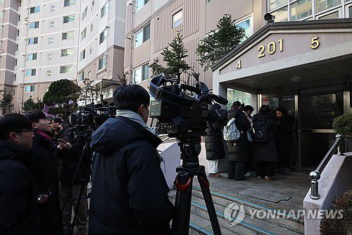 '비위 의혹' 김병기 자택 압수수색 기다리는 취재진(서울=연합뉴스) 임화영 기자 = 14일 공천헌금 수수 등 각종 비위 의혹을 받는 더불어민주당 김병기 의원의 자택인 서울 동작구의 한 아파트 앞에서 취재진이 경찰의 압수수색을 기다리고 있다. 2026.1.14 hwayoung7@yna.co.kr