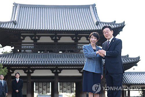 악수하는 한-일 정상(나라=연합뉴스) 김도훈 기자 = 이재명 대통령과 다카이치 사나에 일본 총리가 14일 일본 나라현 대표 문화유적지인 호류지(법륭사)에서 기념촬영을 하고 있다. 2026.1.14 superdoo82@yna.co.kr