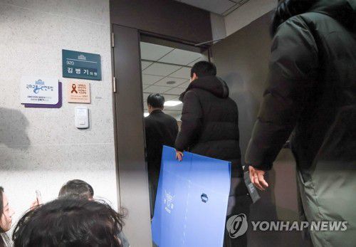 경찰, 김병기 의원실 압수수색(서울=연합뉴스) 신현우 기자 = 경찰이 공천헌금 수수 등 각종 비위 의혹에 휩싸인 더불어민주당 김병기 의원의 주거지 등에 대한 압수수색에 착수한 14일 국회의원회관 내 김 의원 사무실로 사무실을 압수수색을 하기 위해 경찰이 들어가고 있다. 2026.1.14 nowwego@yna.co.kr