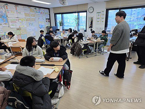 "친구들 많아지니 너무 좋아요"(대구=연합뉴스) 이덕기 기자 = 대구시교육청이 학령인구 감소에 대응하기 위해 군위군지역에서 추진하는 거점학교 육성 정책에 따라 거점초등학교로 지정한 군위초등학교에서 14일 겨울방학 캠프가 열리고 있다. 2026.1.14. duck@yna.co.kr