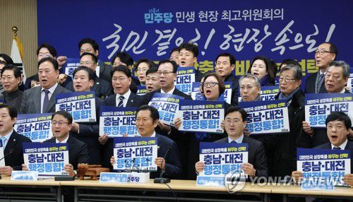 6·3지방선거 앞두고 중원 민심잡기 나선 민주당(서산=연합뉴스) 이동해 기자 = 더불어민주당 정청래 대표와 한병도 원내대표 등 참석자들이 14일 충남 서산 축산종합센터에서 열린 민생현장 최고위원회의에 앞서 손팻말을 들고 기념 촬영하고 있다. 2026.1.14 eastsea@yna.co.kr