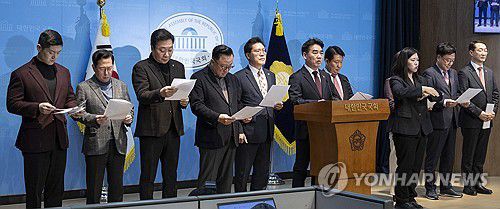 국민의힘 소장파 모임 '대안과 미래' 한동훈 전 대표 제명 결정 관련 기자회견(서울=연합뉴스) 황광모 기자 = 국민의힘 소장파 초재선 모임인 '대안과 미래' 소속 의원들이 14일 국회 소통관에서 이날 새벽 국민의힘 윤리위원회에서 결정한 한동훈 전 대표 제명과 관련한 기자회견을 하고 있다. 2026.1.14 hkmpooh@yna.co.kr