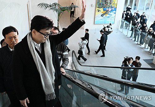 국회 소통관 향하는 한동훈 전 대표(서울=연합뉴스) 신현우 기자 = 국민의힘 한동훈 전 대표가 14일 당 윤리위원회가 본인을 제명 결정한 것과 관련해 입장을 밝히기 위해 국회 소통관으로 향하고 있다. 2026.1.14 [공동취재] nowwego@yna.co.kr