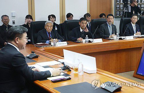 행안부, 과거사 분야 산하기관 업무보고(서울=연합뉴스) 신준희 기자 = 14일 종로구 정부서울청사에서 열린 행정안전부 과거사, 지방자치 분야 산하기관 업무보고에서 윤호중 장관이 발언을 하고 있다. 2026.1.14 hama@yna.co.kr