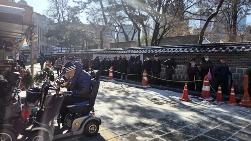 지난 13일 배식을 받기 위해 줄을 선 어르신들[원각사무료급식소(사회복지각) 제공. 재판매 및 DB 금지]