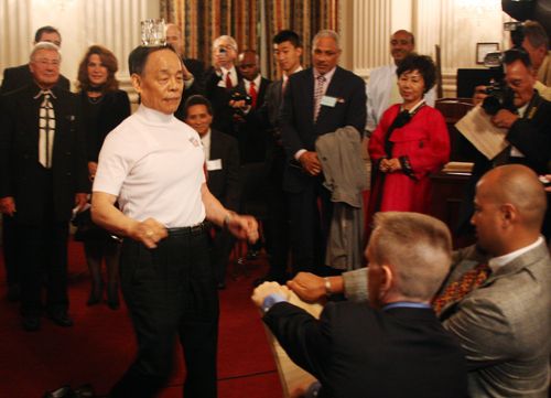 송판 격파 시범 보이는 이준구 사범(서울=연합뉴스) 이준구 사범이 지난 2010년 9월 30일 미국 의회 캐넌빌딩에서 열린 자신의 80회 생일 축하파티에서 머리에 물잔을 올리고 송판 격파하기 시범을 보이는 모습. 2018.5.1 [연합뉴스 자료사진]