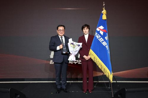 이승원 한국프로탁구연맹 총재(왼쪽)와 현정화 총괄위원장[한국프로탁구연맹 제공. 재판매 및 DB 금지]